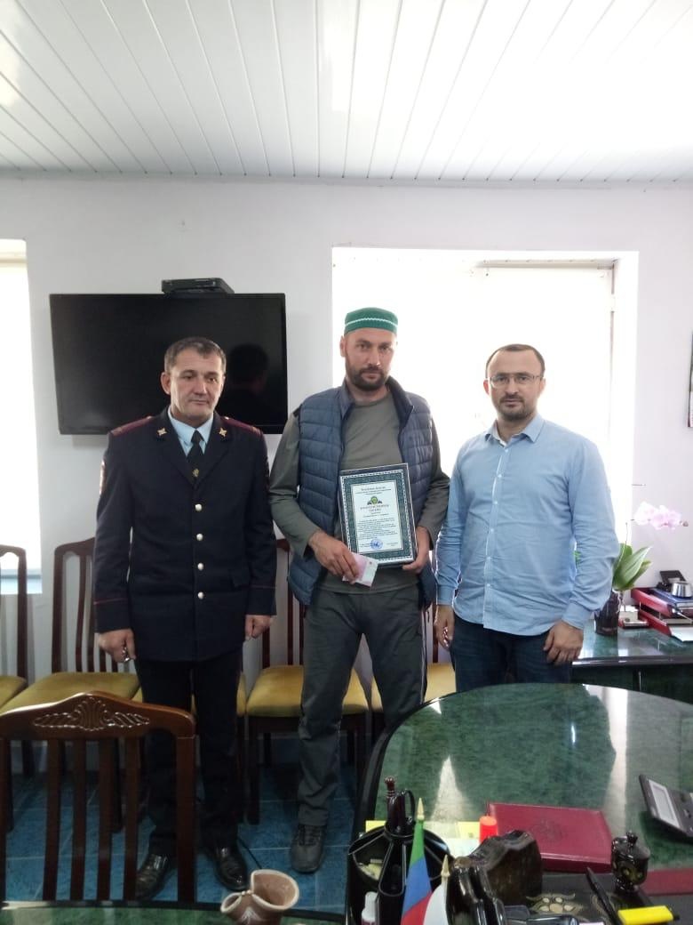 Глава Чародинского района поощрил жителя села Ириб Чародинского района Магомеда Гасанова, спасшего жизнь ребенка.